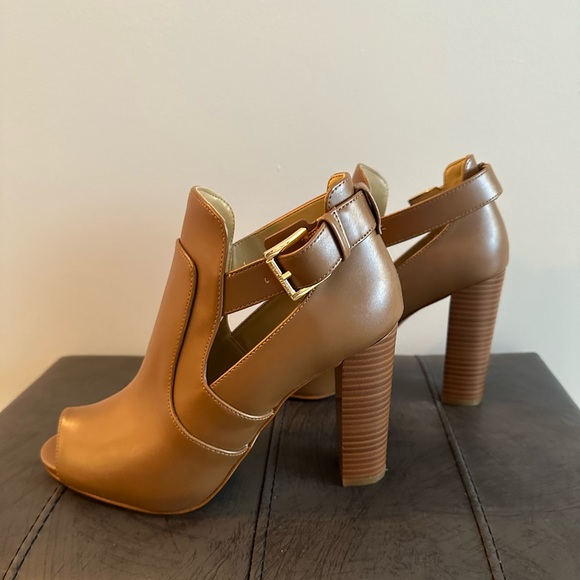 Michael Kors - Size 8 - Picture 3 of 7